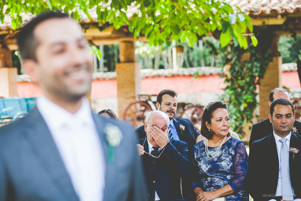 Convidados e noivo aguardando a entrada da noiva