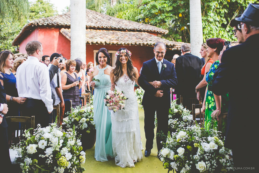 Noiva entrando com os pais em cerimônia de casamento na Fazenda das Cabras