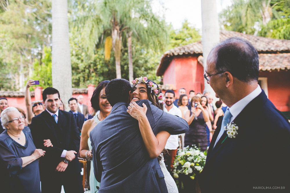 Noiva abraçando o noivo em cerimônia de casamento na Fazenda das Cabras
