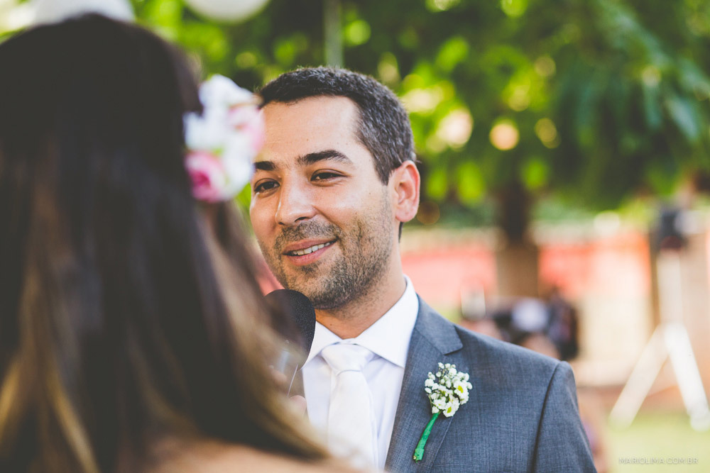 Olhar do noivo em cerimônia de casamento na Fazenda das Cabras
