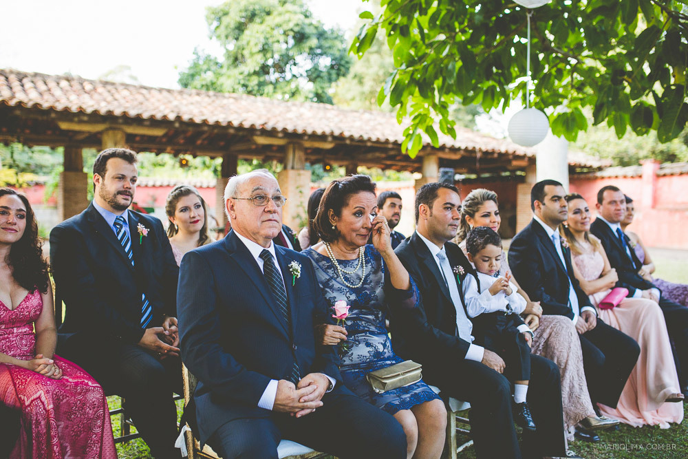 Convidados emocionados em cerimônia de casamento na Fazenda das Cabras