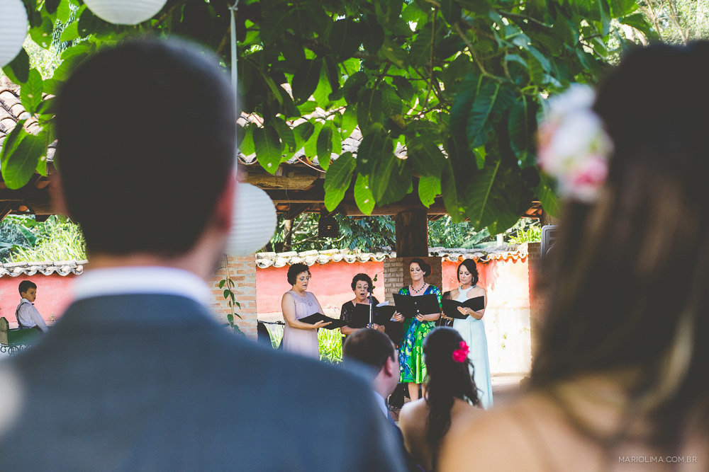 Noivos olhando para a banda em Fazenda das Cabras