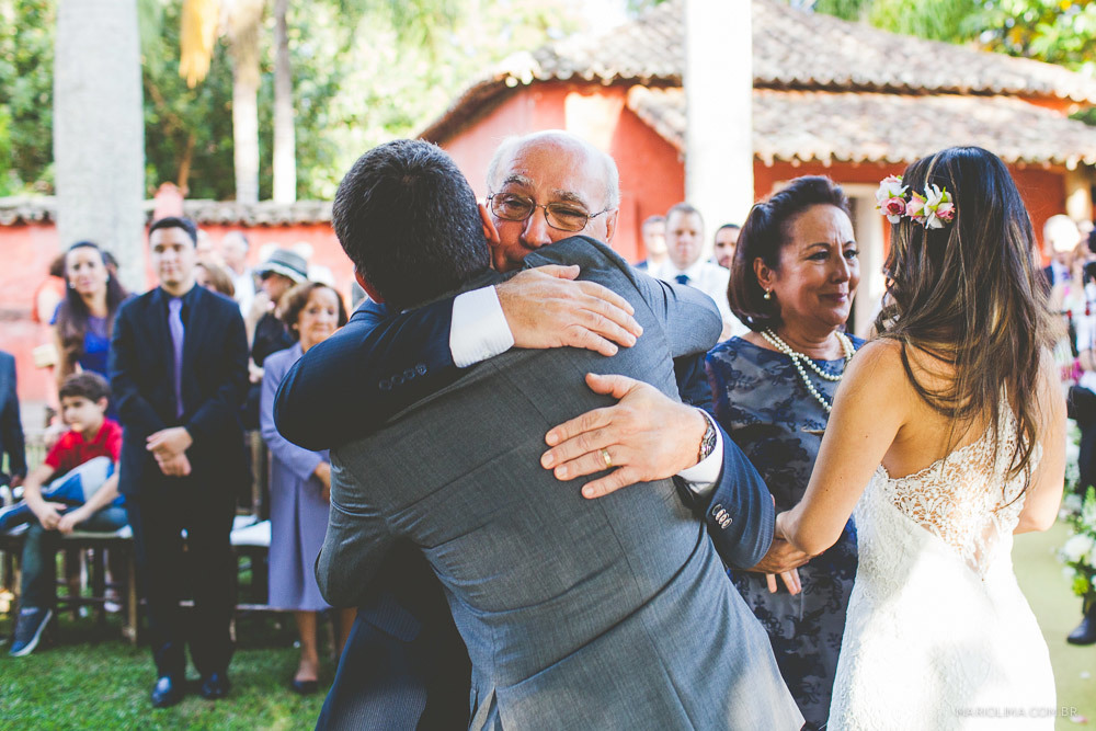 Noivos cumprimentando os pais em cerimônia de casamento na Fazenda das Cabras