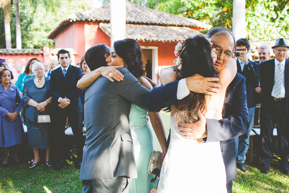 Noivos cumprimentando a família em cerimônia de casamento na Fazenda das Cabras