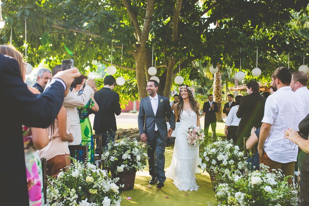 Noivos saindo da cerimônia de casamento na Fazenda das Cabras