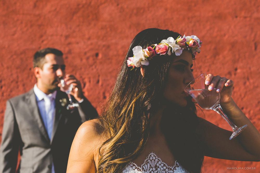 Noivos bebendo em festa de casamento na Fazenda das Cabras