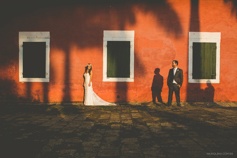 Retrato de noivo olhando para a noiva em Fazenda das Cabras