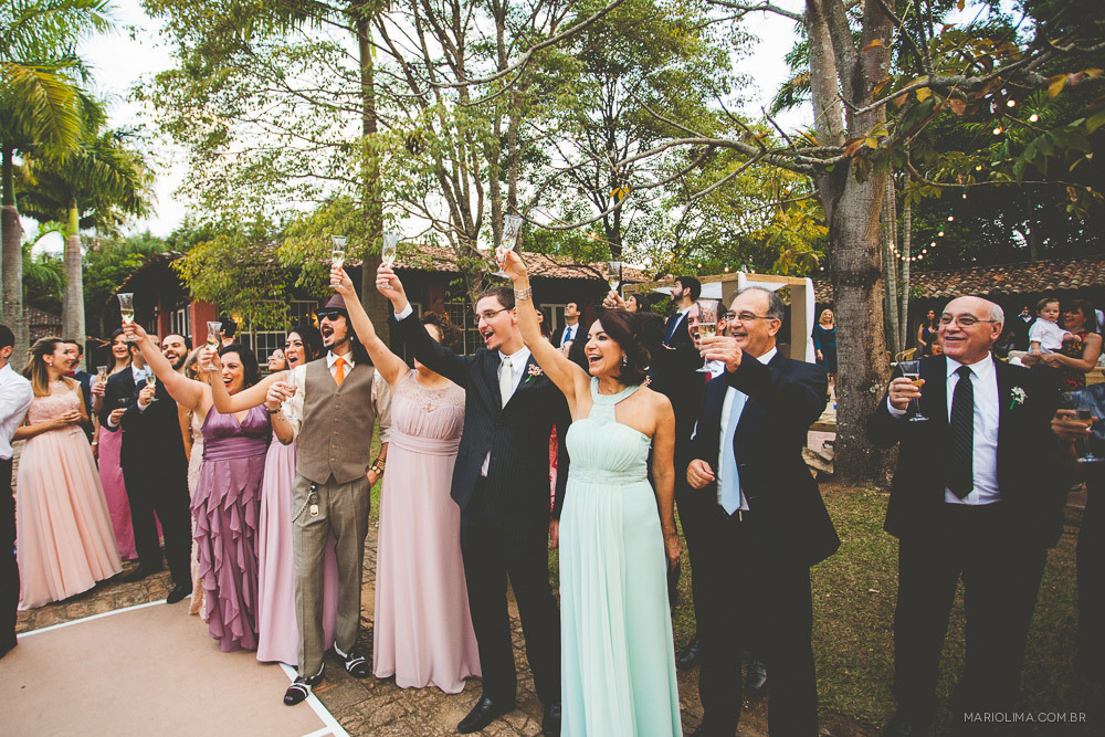 Retrato de padrinhos abençoando os noivos em Fazenda das Cabras