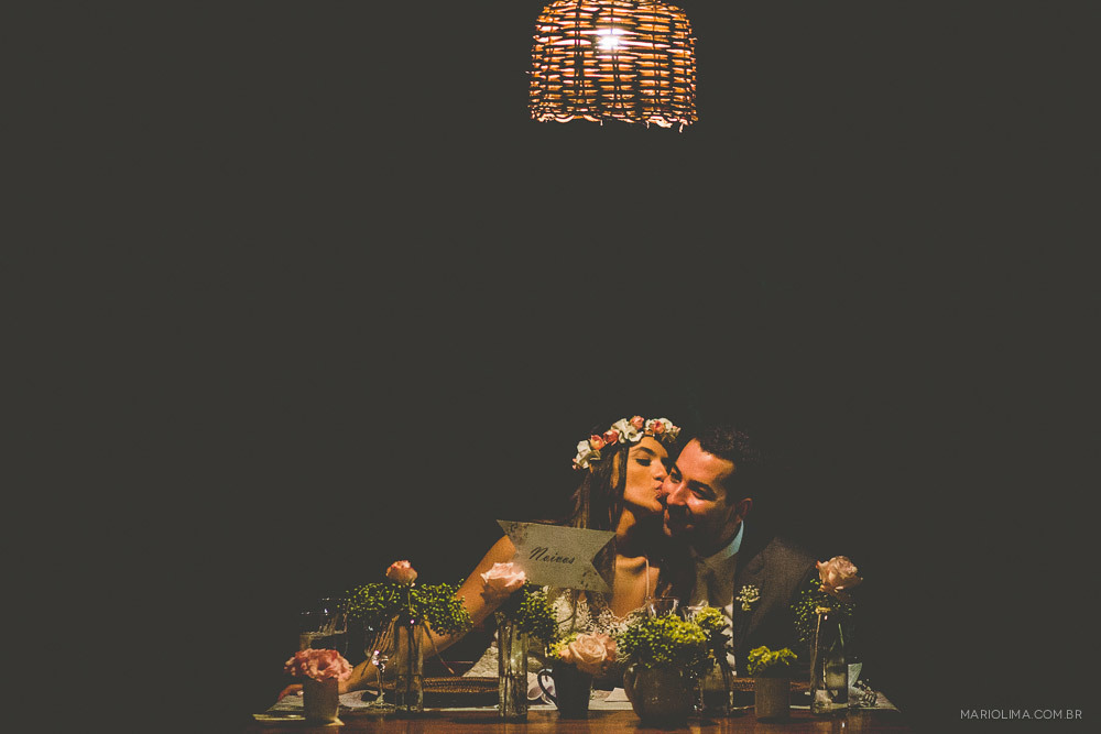 Fotografia de noivos se beijando em Fazenda das Cabras