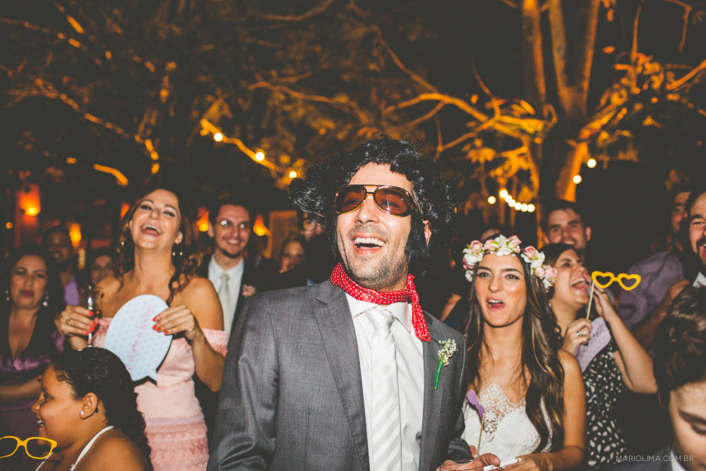 Noivos com adereços em festa de casamento na Fazenda das Cabras