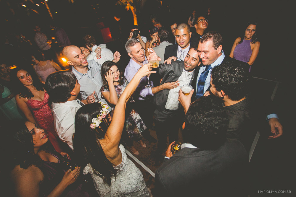 Noivos dançando com os convidados em festa de casamento na Fazenda das Cabras