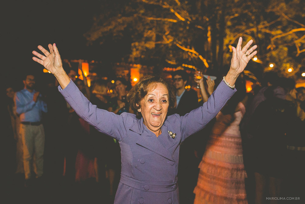 Avó dançando em Fazenda das Cabras