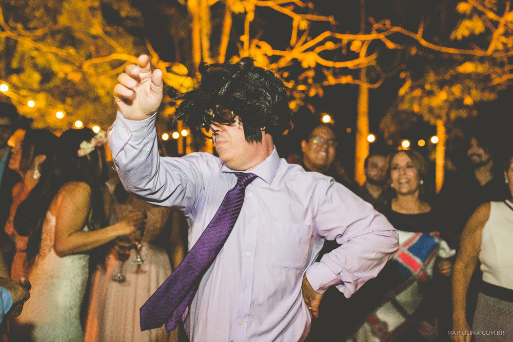 Padrinho dançando com peruca em festa de casamento na Fazenda das Cabras
