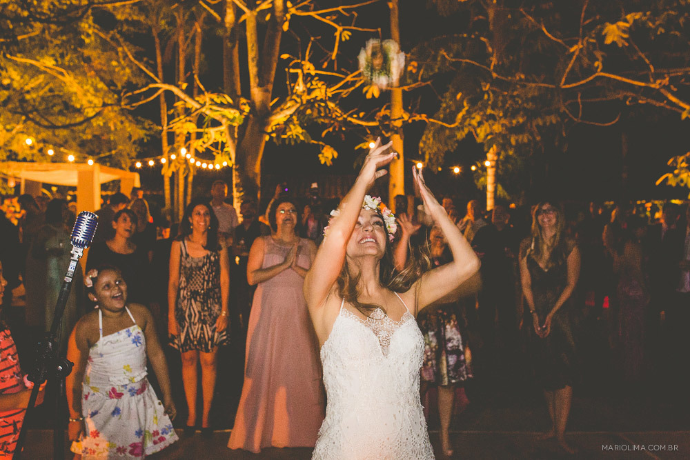 Noiva jogando bouquet em festa de casamento na Fazenda das Cabras
