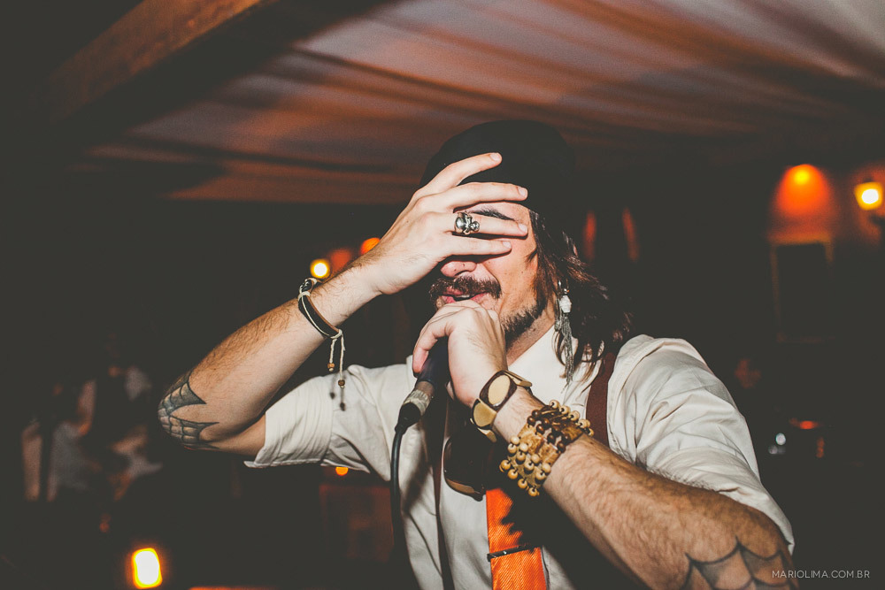 Musico com os olhos fechados em festa de casamento na Fazenda das Cabras