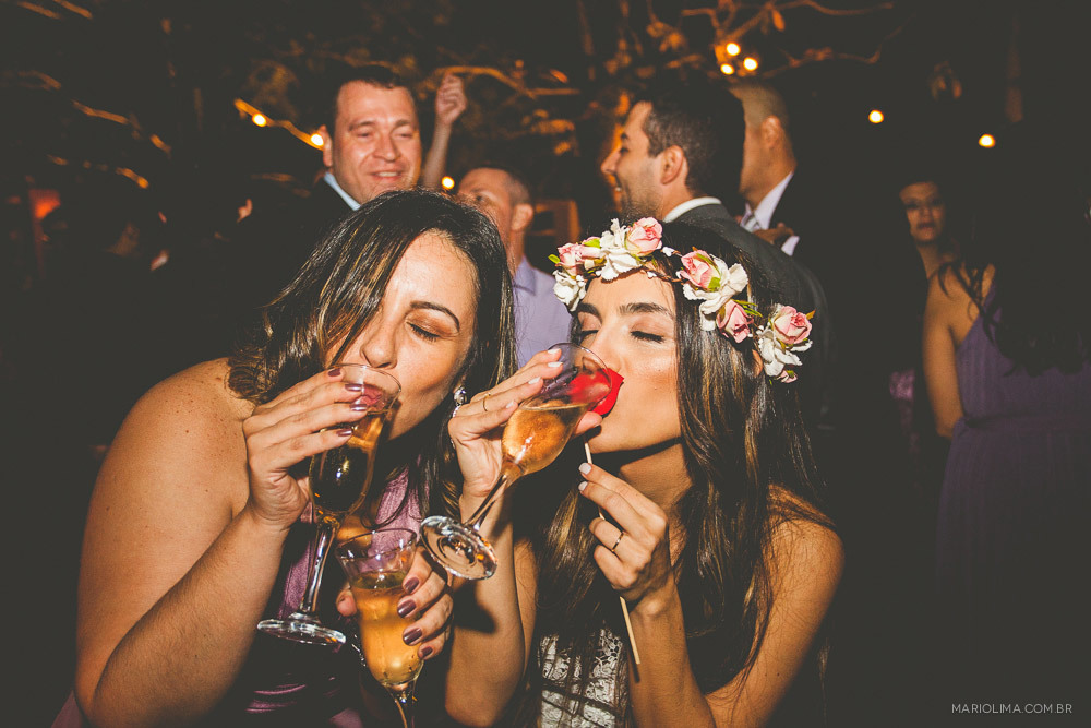 Noiva bebendo com as amigas em Fazenda das Cabras