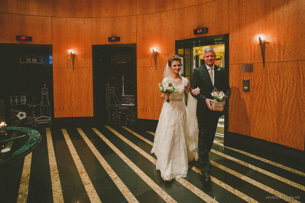 Noiva chegando na igreja São José do Jardim Europa com o pai