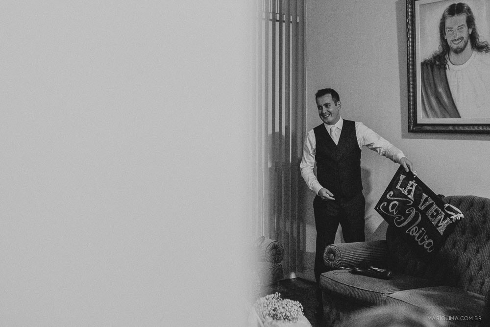 Fotografia de noivo segurando a placa decorativa