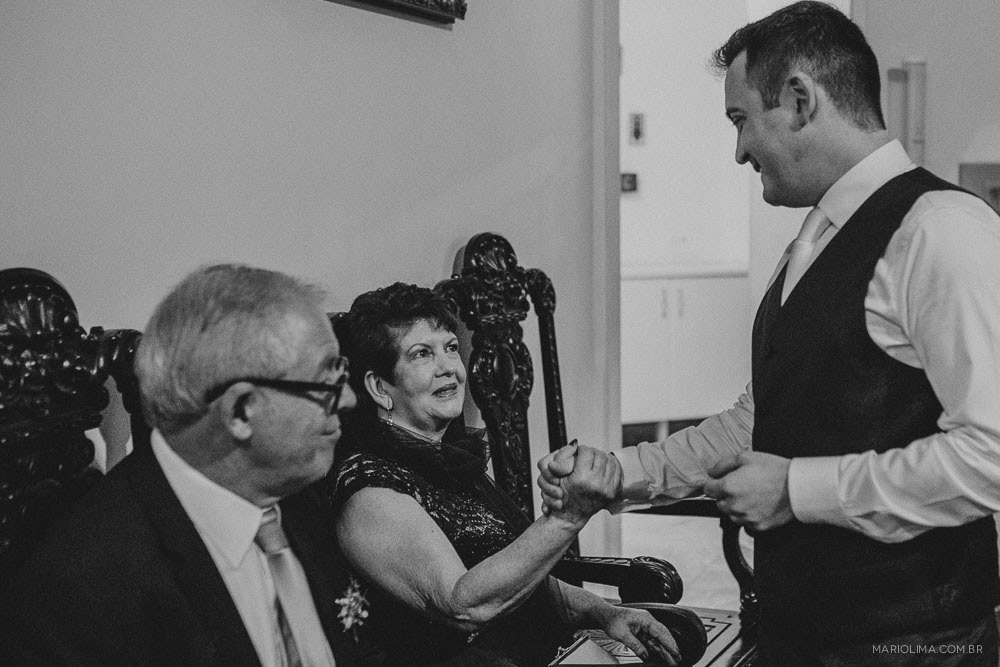 Noivo cumprimentando os pais no making of