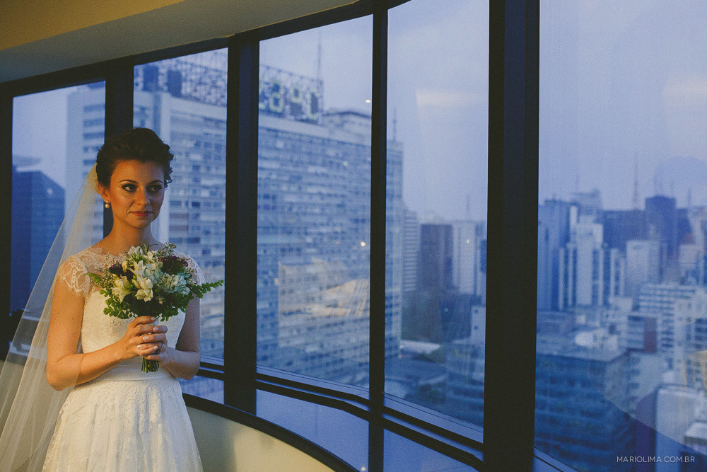 Noiva segurando bouquet feito por Vanesa Oz