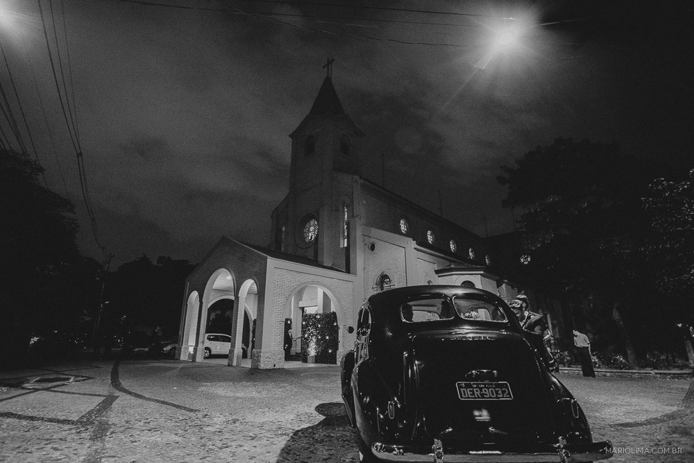 Carro da noiva chegando no Espaço Quintal