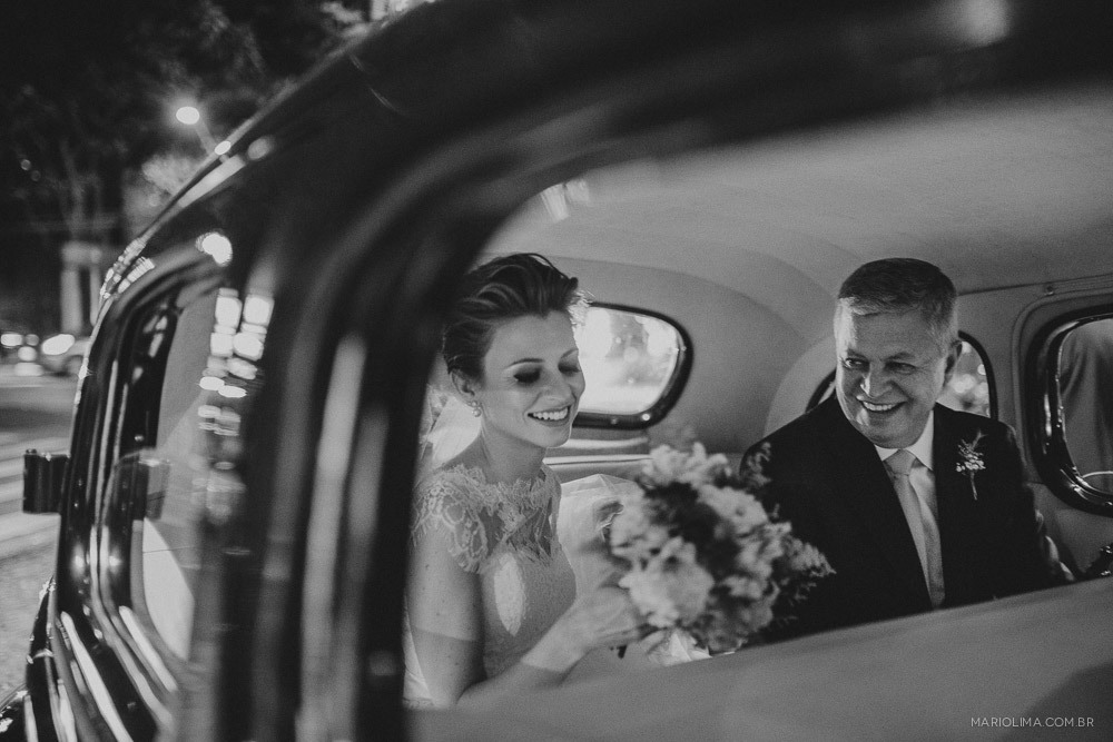 Noiva chegando de carro com o pai em Espaço Quintal