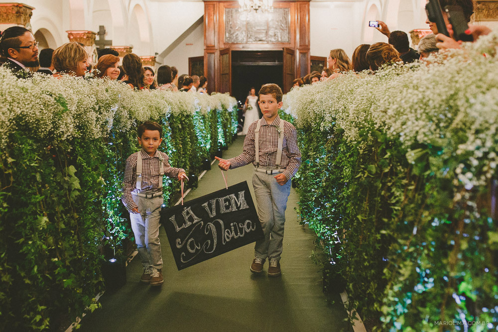Pajem entrando com plaquinha em Igreja São José do Jardim Europa