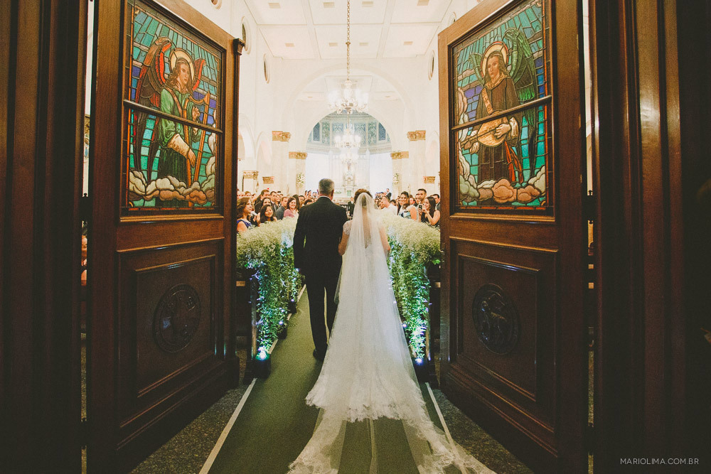 Pai e noiva entrando na Igreja São José do Jardim Europa para cerimônia de casamento