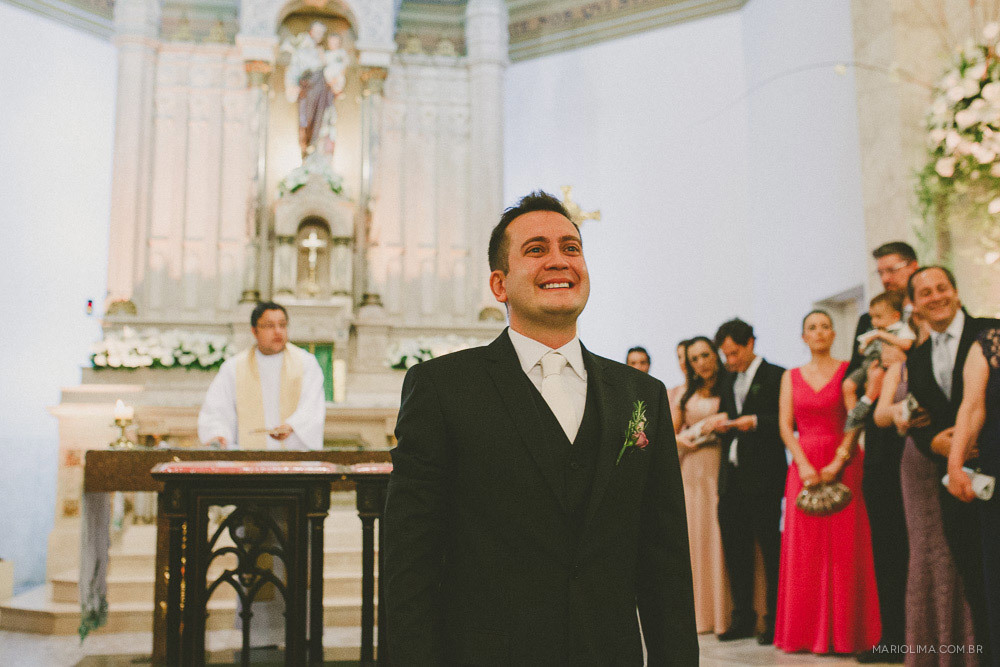 Noivo aguardando a noiva no altar da Igreja São José do Jardim Europa