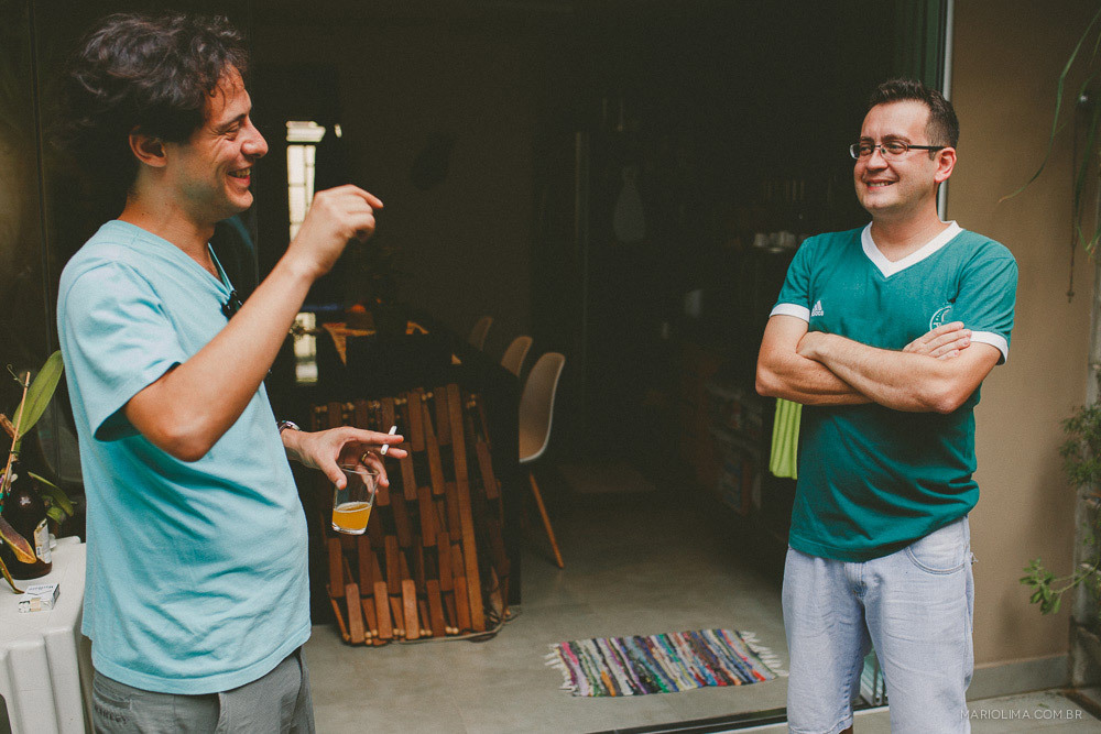 Fotografia de noivo com padrinho no making of