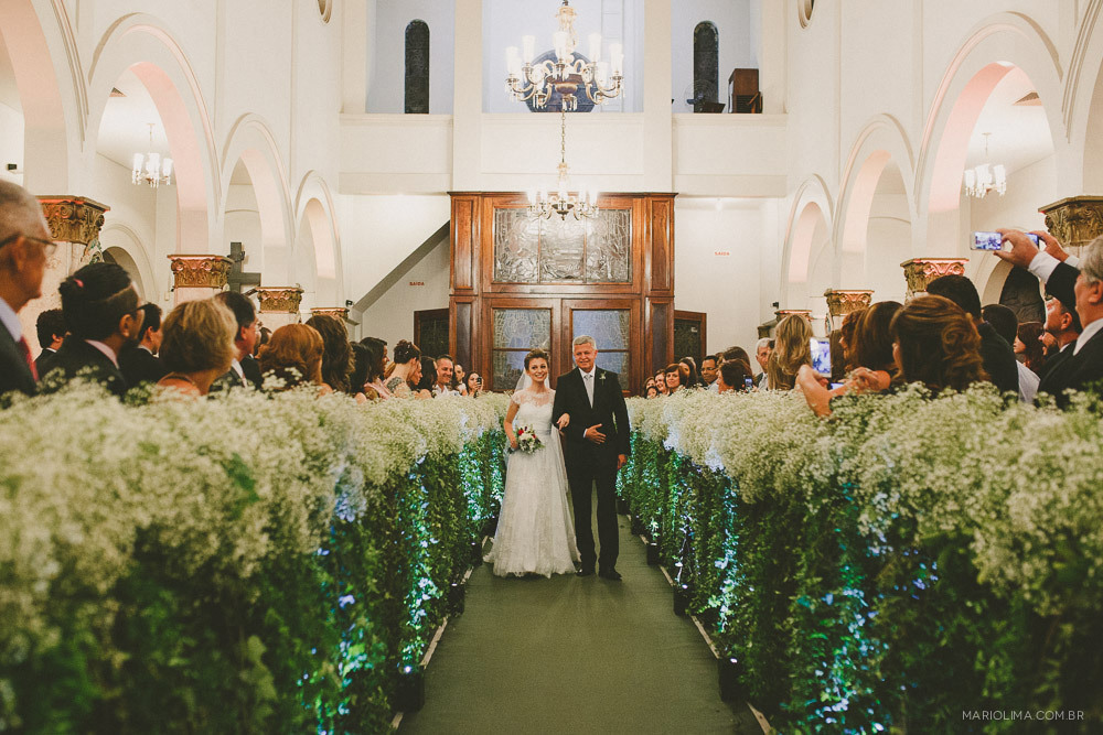 Noiva entrando com o pai em cerimônia de casamento na Igreja São José do Jardim Europa