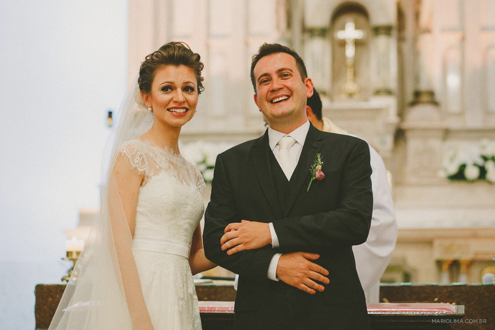 Noivos aguardando a daminha em Igreja São José do Jardim Europa