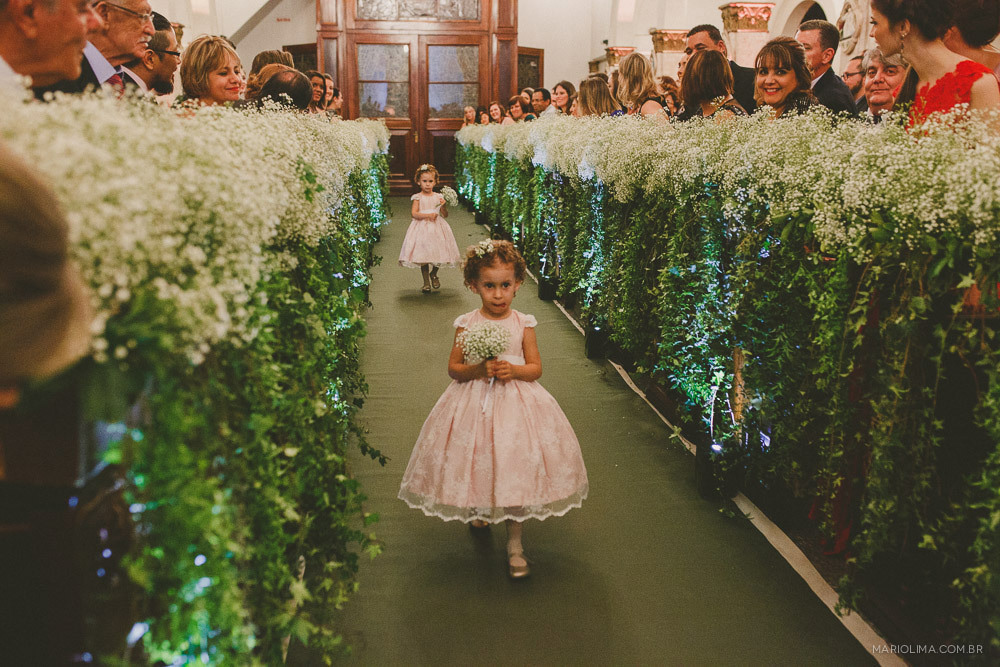 Daminhas entrando na Igreja São José do Jardim Europa