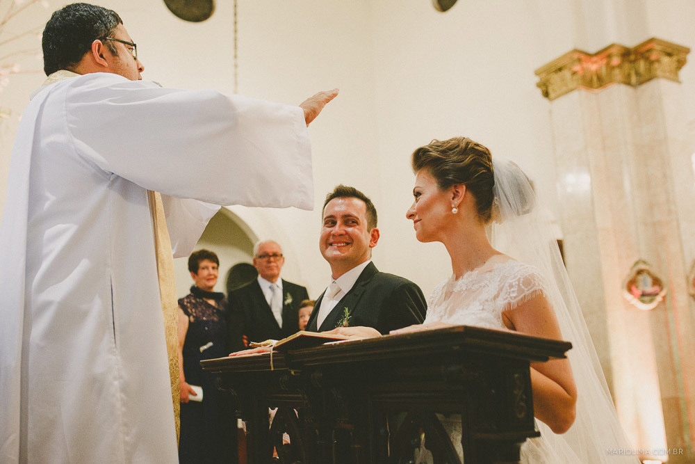 Padre abençoando os noivos em cerimônia de casamento na Igreja São José do Jardim Europa