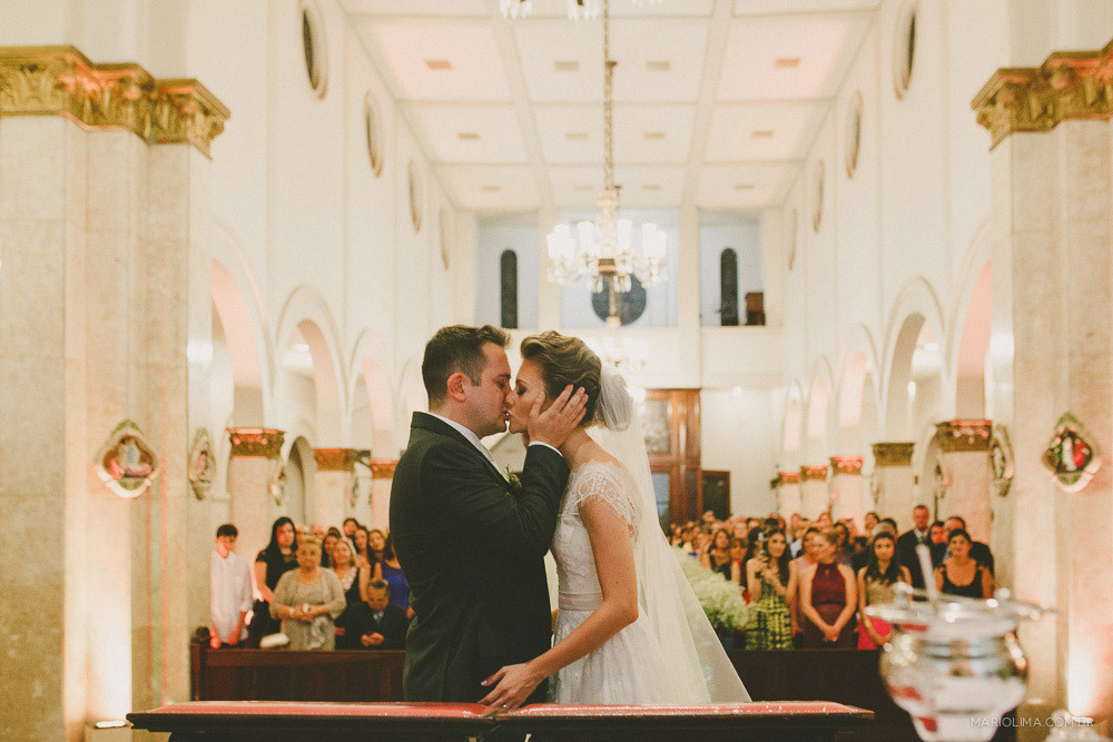 Beijo dos noivos em cerimônia de casamento na Igreja São José do Jardim Europa