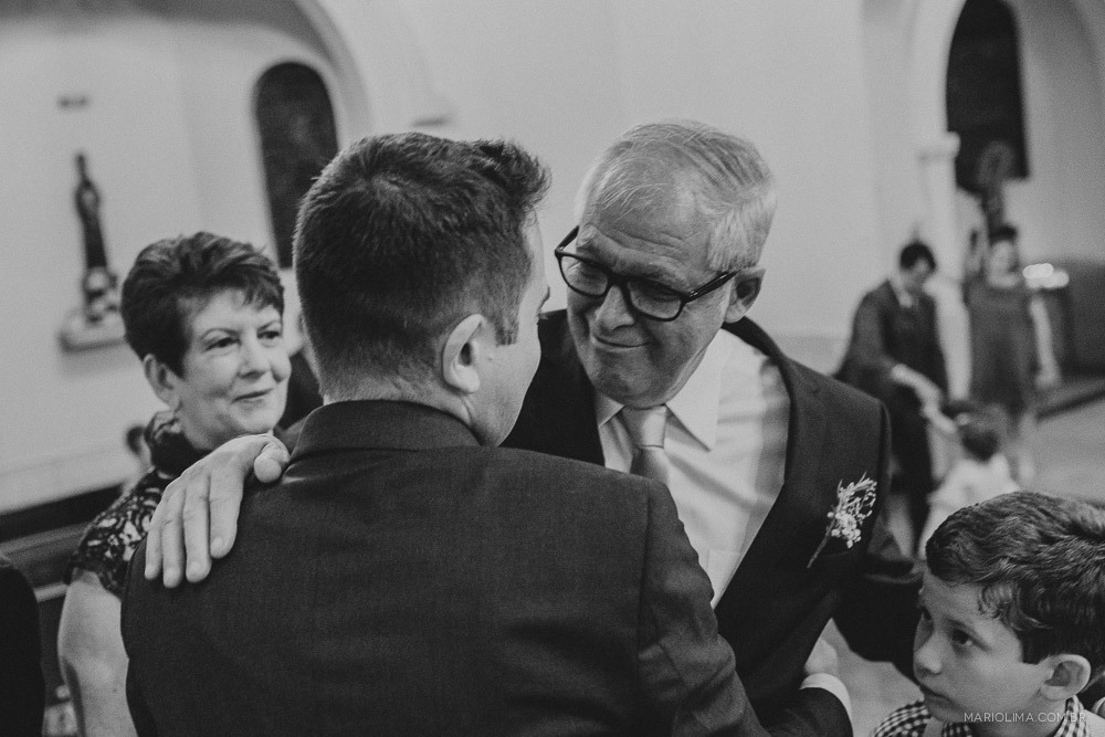 Pai cumprimentando o noivo em cerimônia de casamento na Igreja São José do Jardim Europa