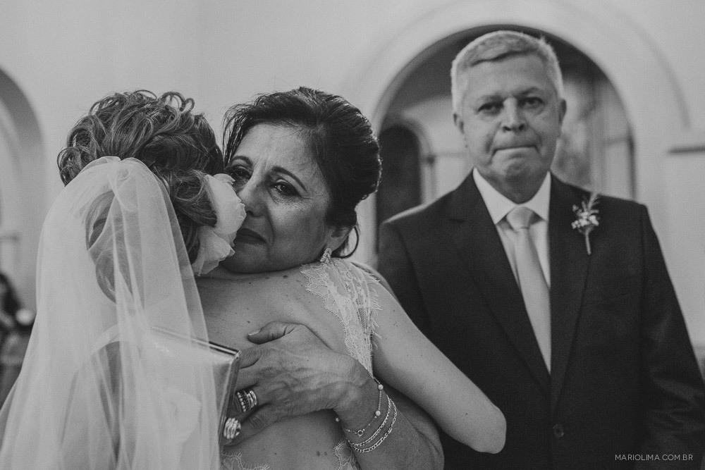 Noiva cumprimentando os pais em cerimônia de casamento na Igreja São José do Jardim Europa