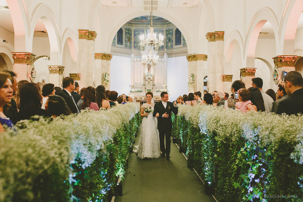 Noivos saindo de cerimônia de casamento na Igreja São José do Jardim Europa