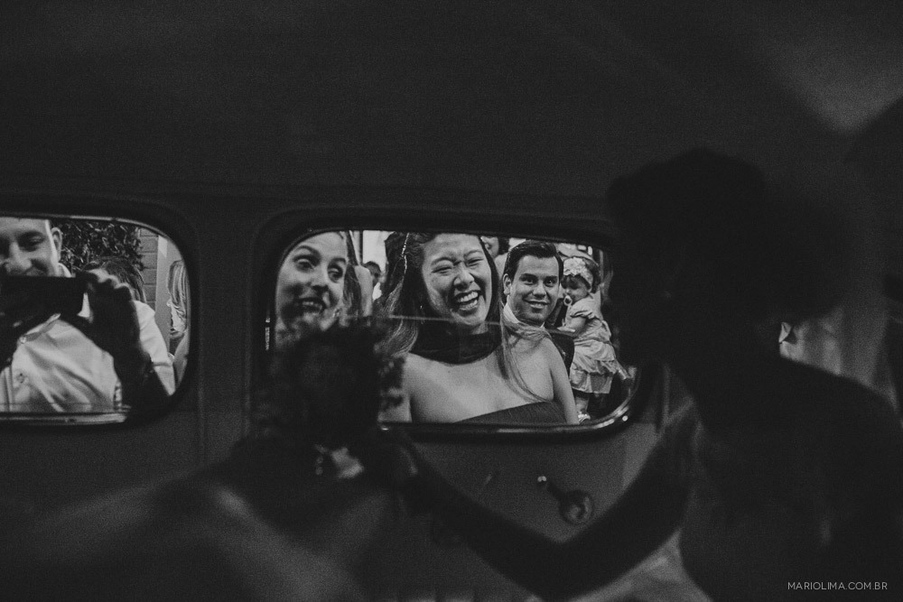 Noiva no carro saindo da cerimônia de casamento na Igreja São José do Jardim Europa