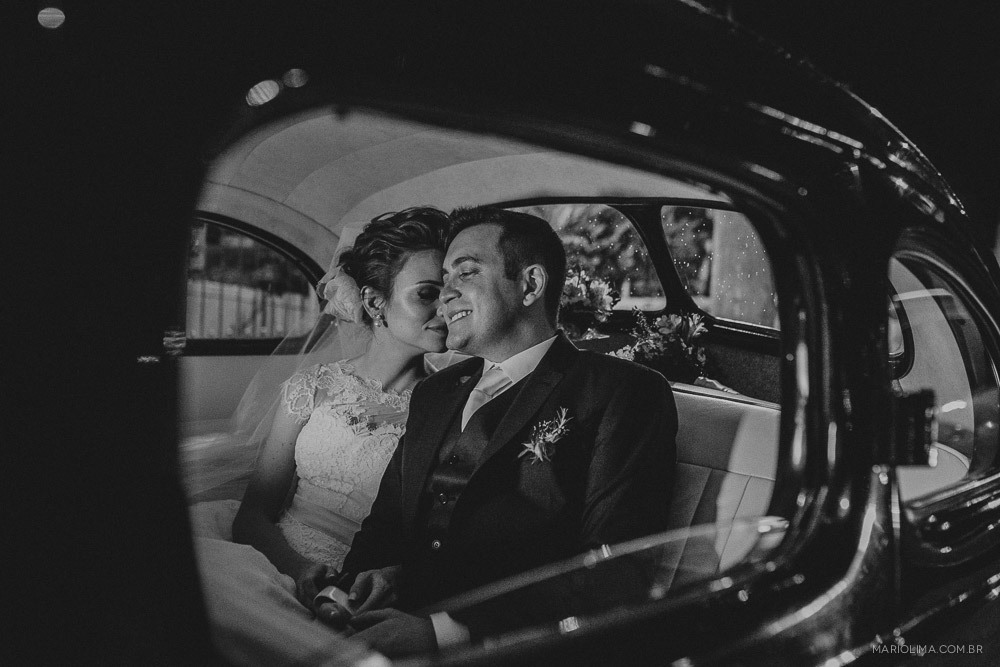 Fotografia de noivos saindo da Igreja São José do Jardim Europa de carro