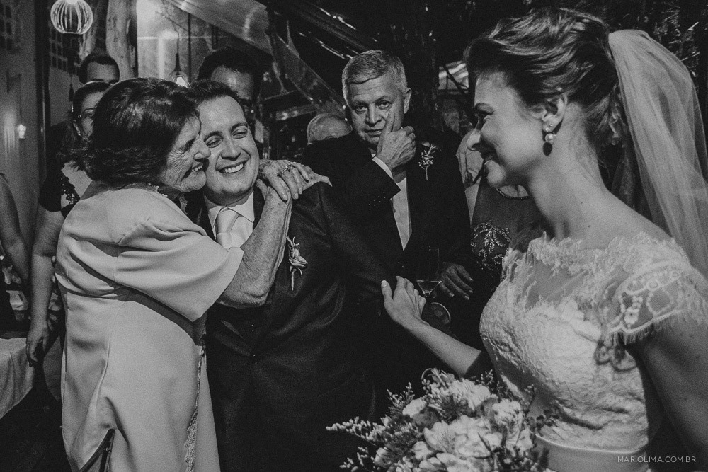 Avó abraçando o noivo em festa de casamento no  Espaço Quintal