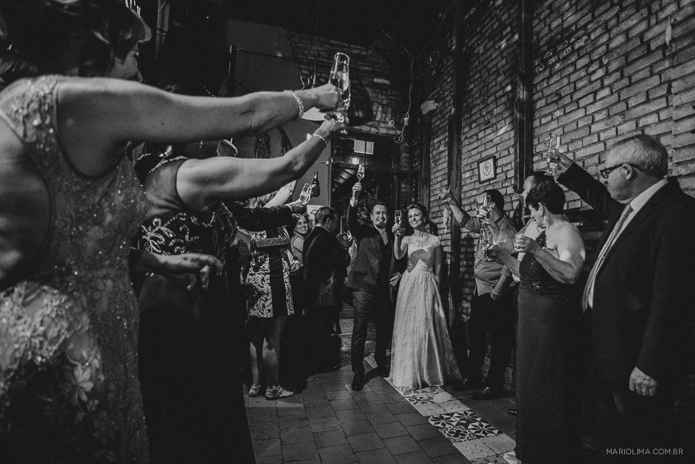 Noivos brindando com os padrinhos em festa de casamento no Espaço Quintal