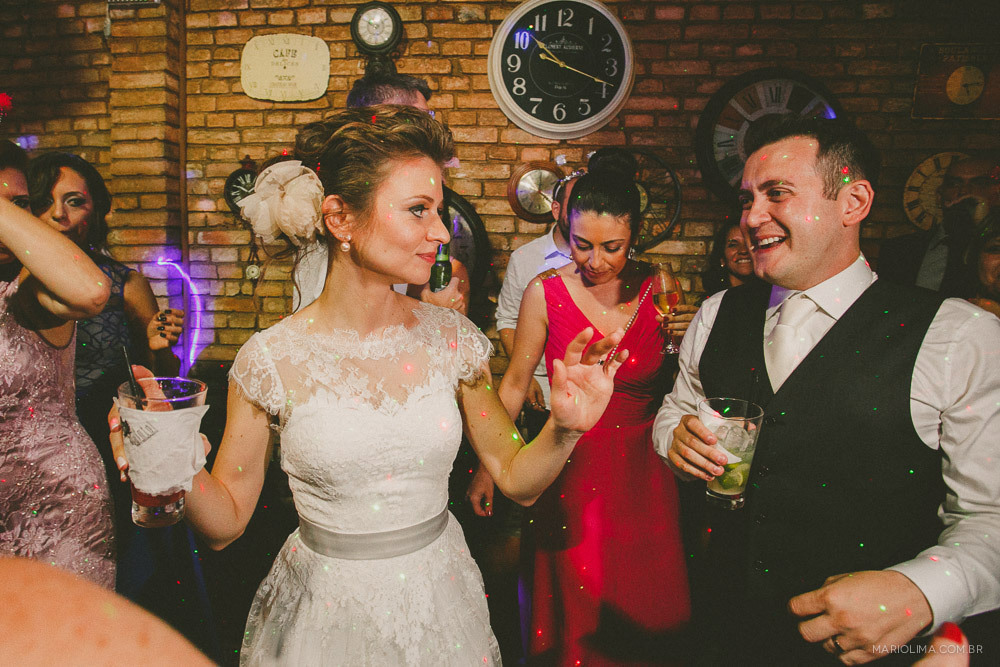 Noiva dançando com o noivo em festa de casamento no  Espaço Quintal