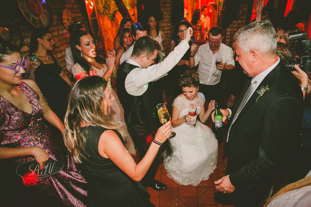 Noivo dançando com noiva em festa de casamento no  Espaço Quintal