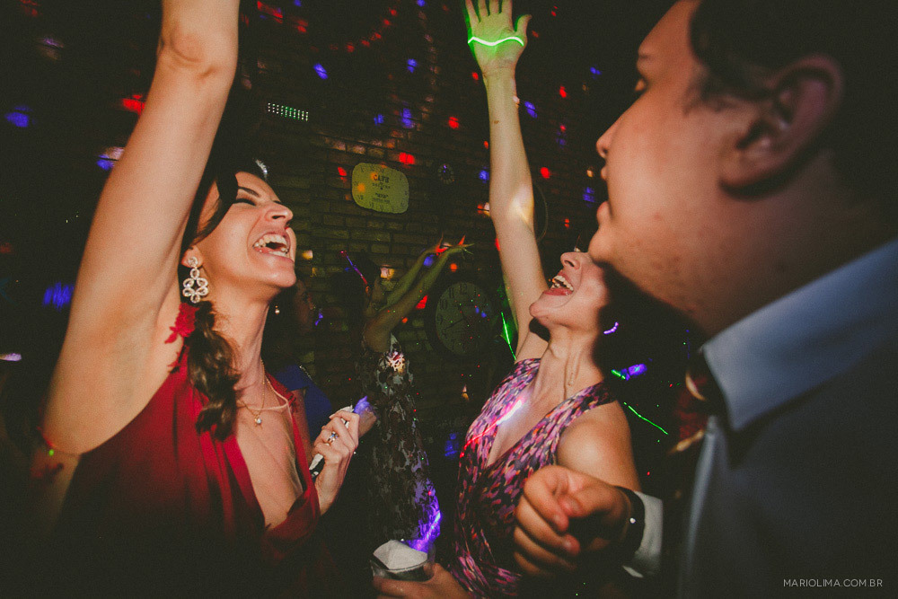 Madrinhas dançando em festa de casamento no  Espaço Quintal