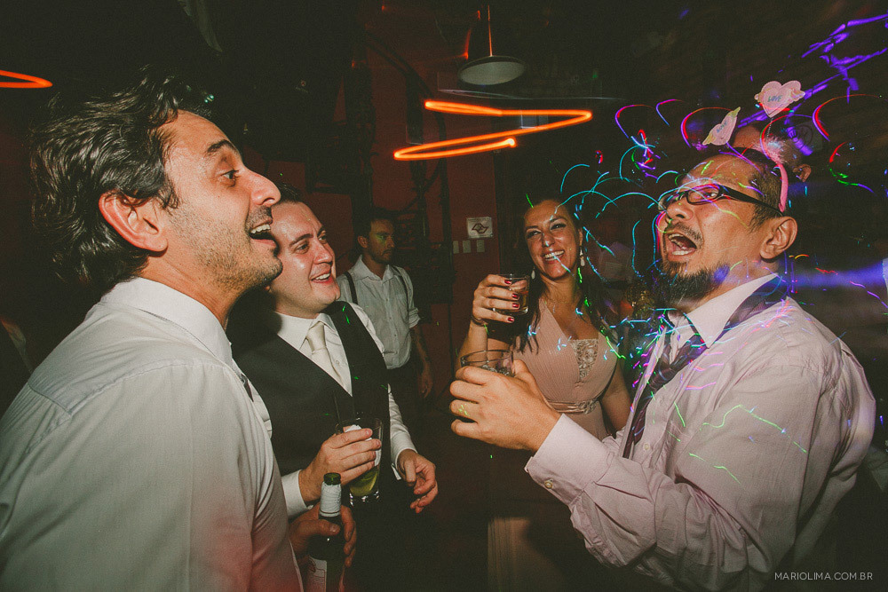 Noivo dançando com os padrinhos em festa de casamento no Espaço Quintal