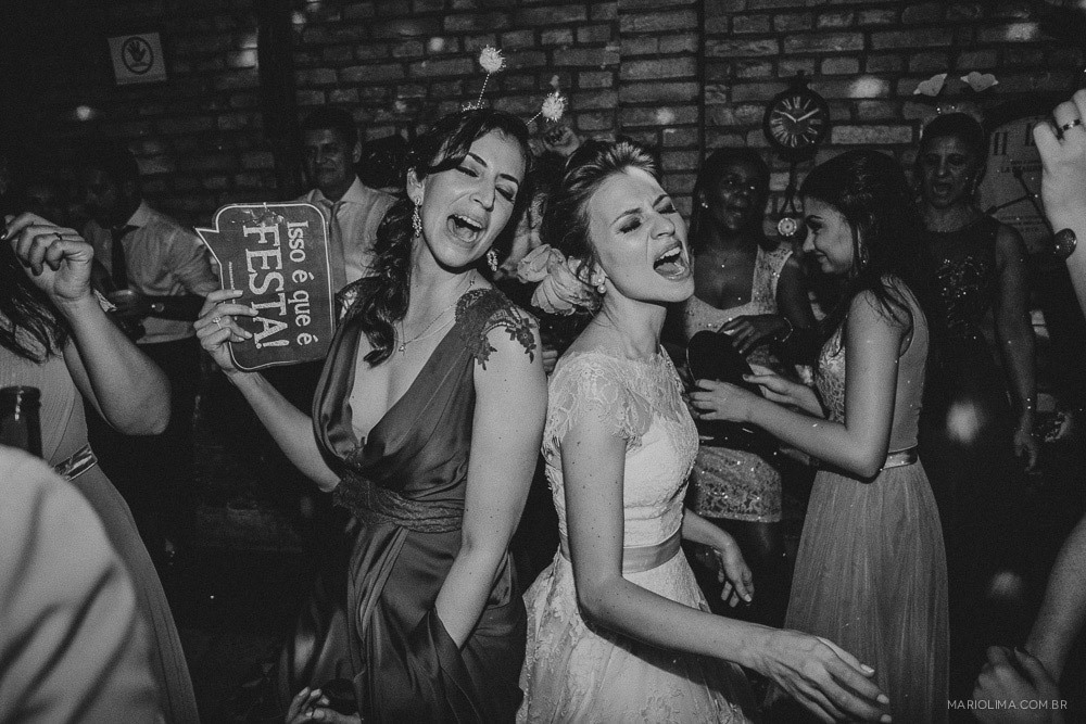 Noiva dançando com madrinha em festa de casamento no  Espaço Quintal