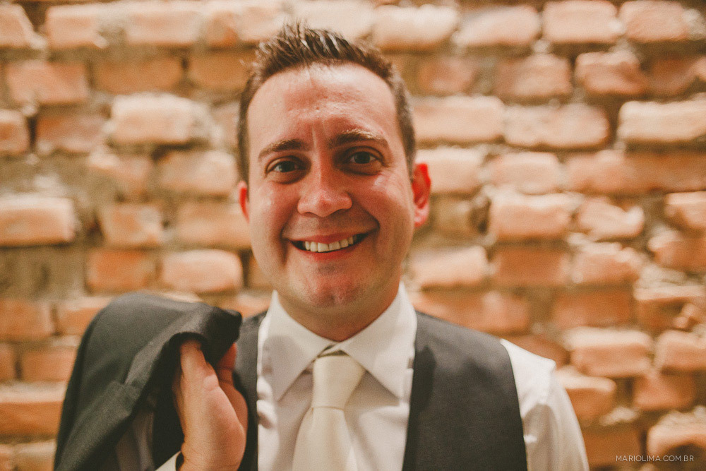 Fotografia de noivo sorrindo