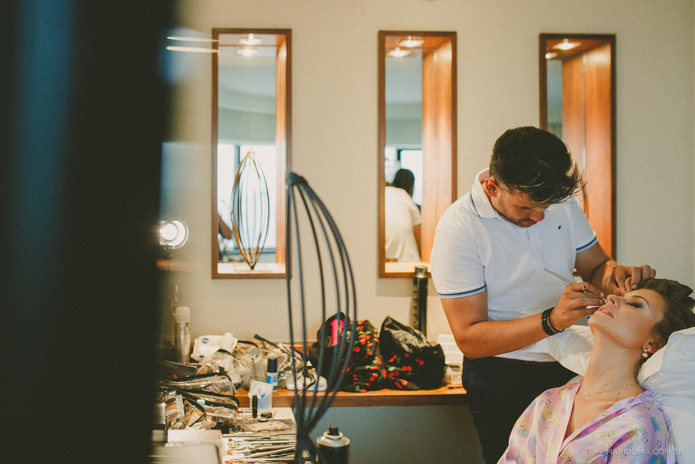 Eduardo Guimarães maquiando a noiva em Hotel Reinassance