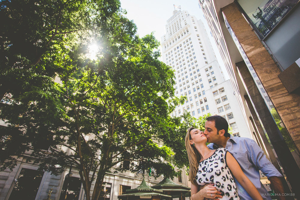 Retrato de beijo do casal no Centro de São Paulo